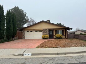 1703 Lark Ellen Dr in Paso Robles, CA - Building Photo
