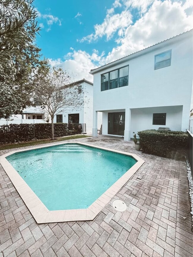 717 NE 191st St in Miami, FL - Building Photo - Building Photo