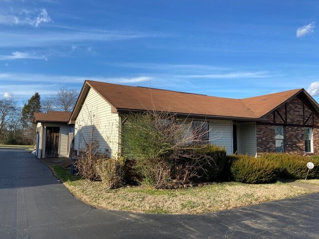 1945 Sandra St in Bowling Green, KY - Building Photo - Building Photo