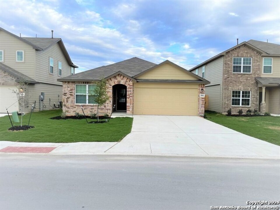 9802 Tupelo Holw in San Antonio, TX - Building Photo