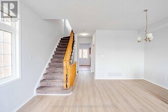 7035 Rexwood Rd in Mississauga, ON - Building Photo - Building Photo