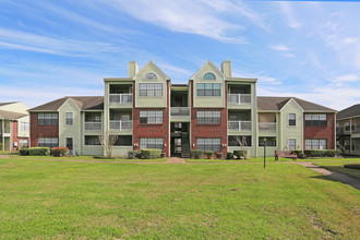 Raintree Apartments in Lake Jackson, TX - Building Photo - Building Photo