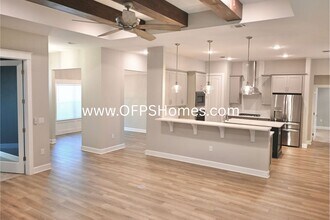 1438 E Shores Blvd in Gulf Breeze, FL - Foto de edificio - Building Photo