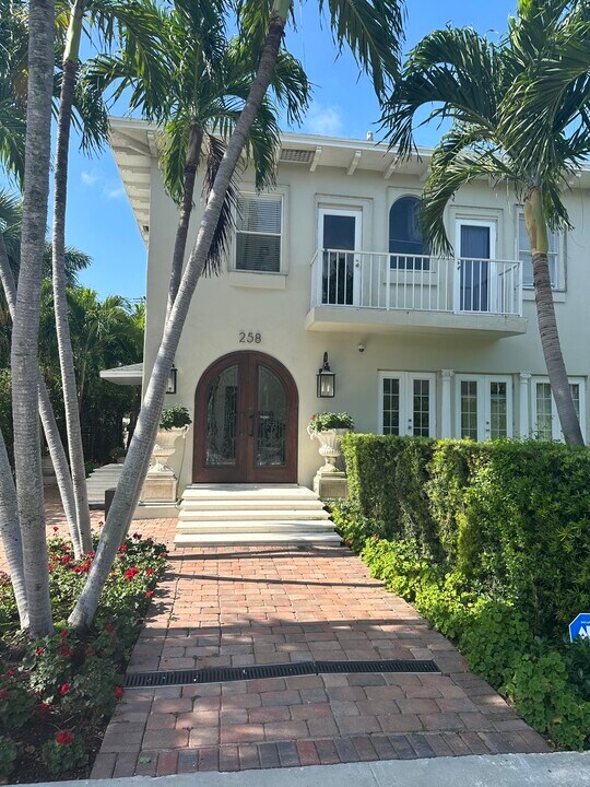 258 Seminole Ave in Palm Beach, FL - Building Photo