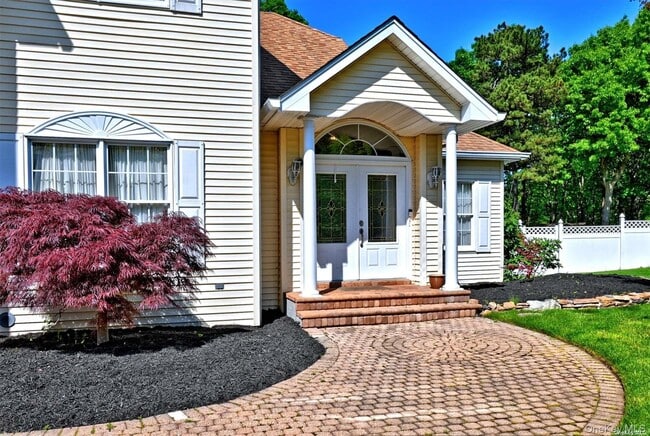 3 Leahs Ct in Smithtown, NY - Building Photo - Building Photo