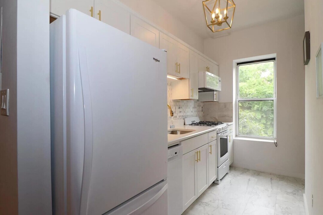 240 6th St in Jersey City, NJ - Building Photo
