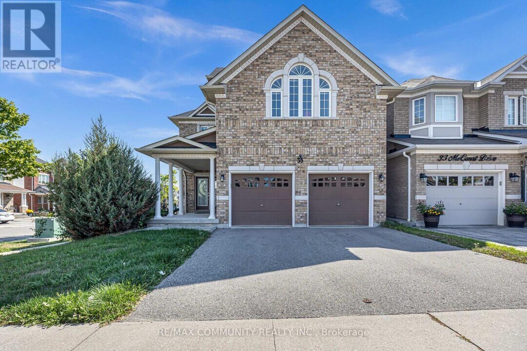 35 McCourt Dr in Ajax, ON - Building Photo