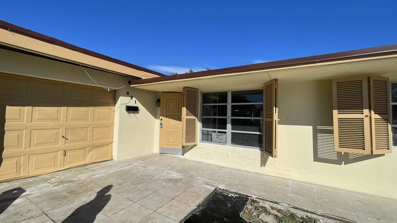 621 NW 38th Pl in Pompano Beach, FL - Building Photo