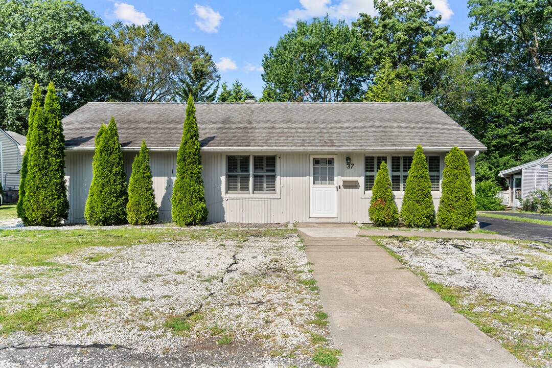 37 Tarinelli Cir in Bridgeport, CT - Building Photo