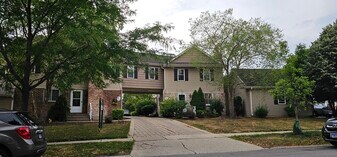 833 Village Quarter Rd in West Dundee, IL - Building Photo