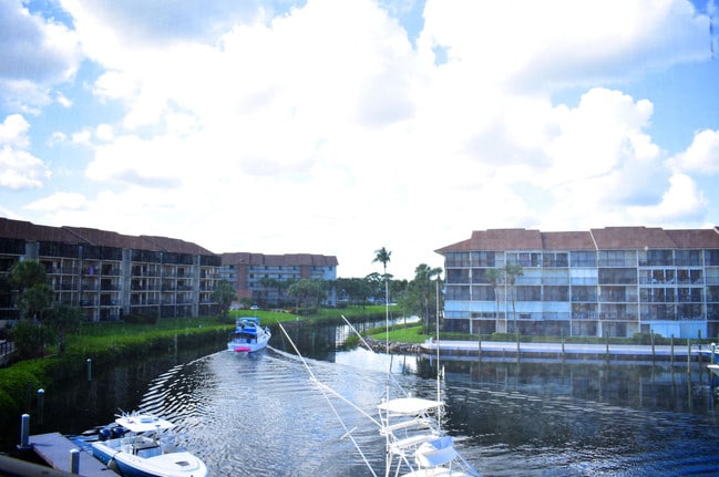 1301 Seafarer Cir-Unit -305 in Jupiter, FL - Building Photo - Building Photo