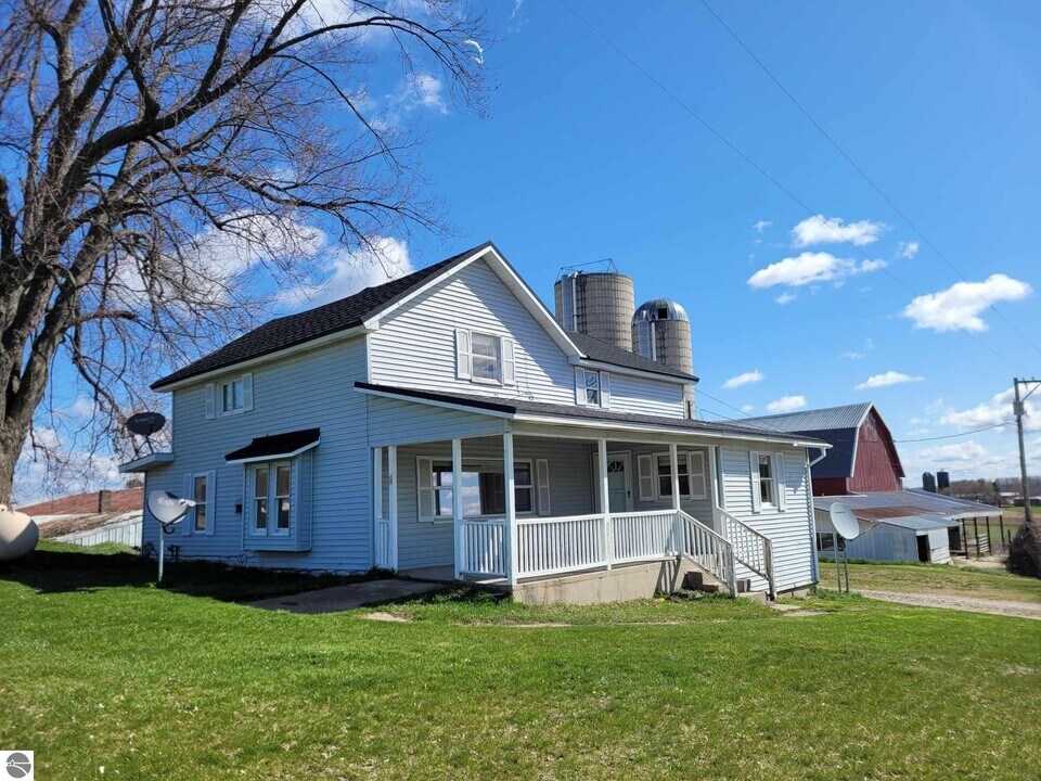 10396 22 Mile Rd in Tustin, MI - Building Photo
