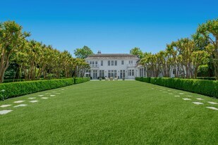 3 Halsey Farm Dr in Southampton, NY - Building Photo