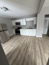 1646 Center St, Unit Upper in Racine, WI - Foto de edificio - Building Photo