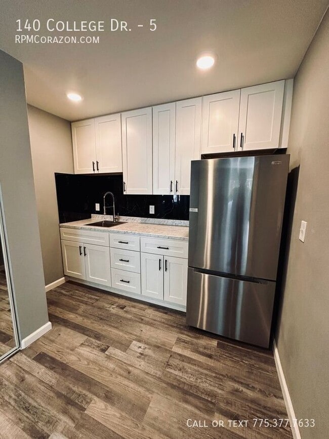 140 College Dr in Reno, NV - Foto de edificio - Building Photo