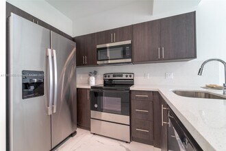 1 Curtiss Pkwy in Miami Springs, FL - Building Photo - Building Photo