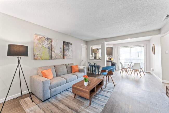 2215 Town Lake Cir in Austin, TX - Building Photo - Building Photo