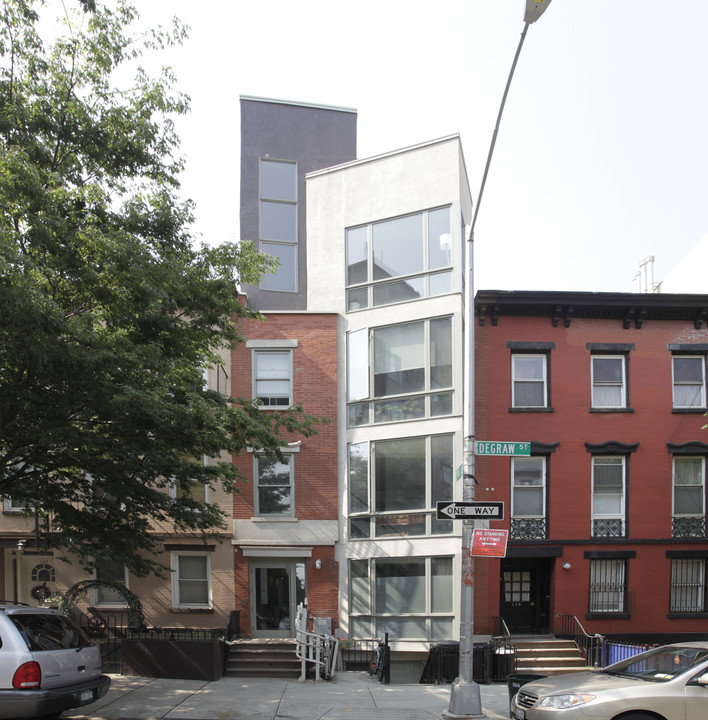 140 Degraw St in Brooklyn, NY - Building Photo