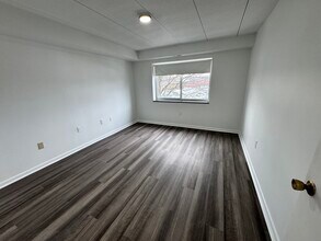 30 Hill Rd, Unit 202 in Belmont, MA - Foto de edificio - Building Photo