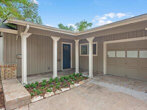 9829 Cedardale Dr in Houston, TX - Building Photo - Building Photo