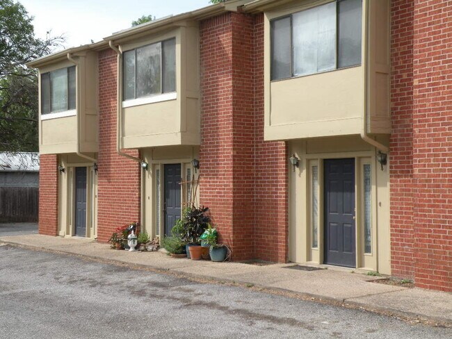 1221 Hopkins St in San Marcos, TX - Building Photo - Building Photo