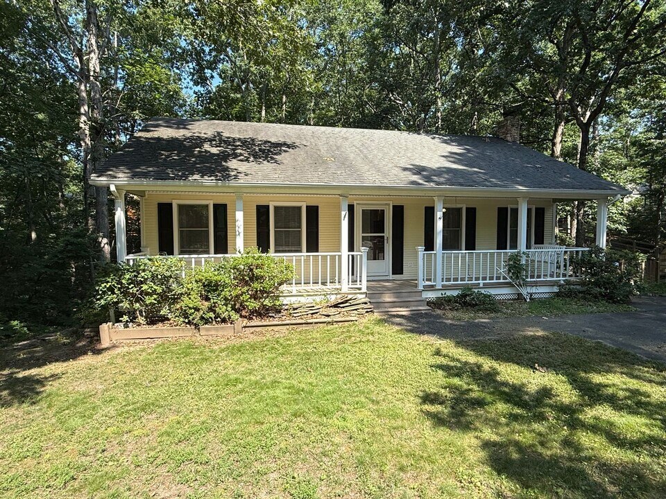 678 Jefferson Dr in Palmyra, VA - Building Photo