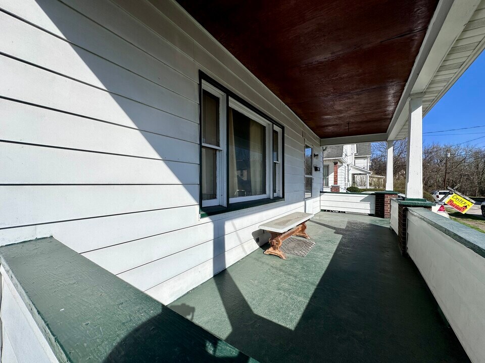 411 Bartram Ave in New Castle, PA - Foto de edificio