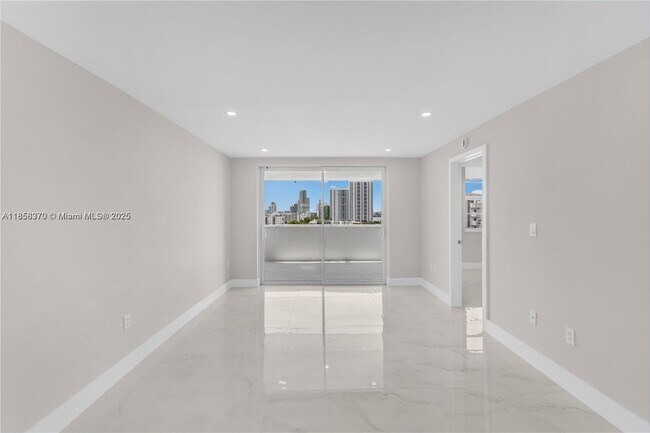 1331 Lincoln Rd in Miami Beach, FL - Building Photo - Building Photo