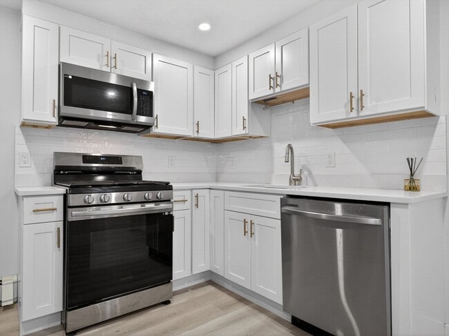 469 Medford St in Somerville, MA - Building Photo - Building Photo