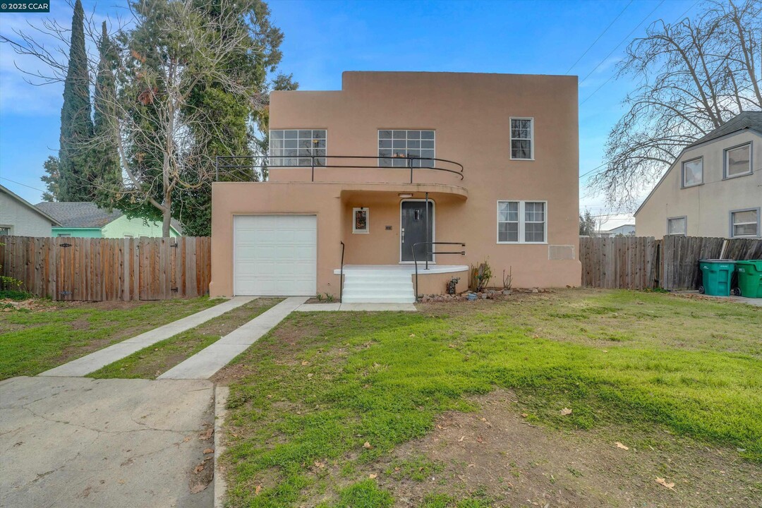 416 N School St in Lodi, CA - Foto de edificio