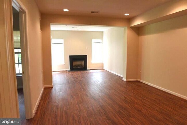 12181 Caldicot Ln in Fairfax, VA - Building Photo - Building Photo