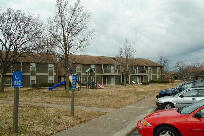 Twin Canal Village in Virginia Beach, VA - Foto de edificio - Building Photo