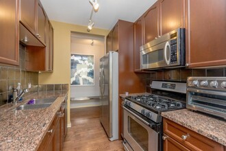 330 W Grand Ave, Unit 18F in Chicago, IL - Building Photo - Building Photo