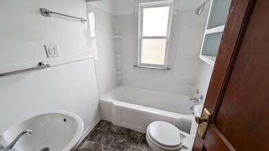 704 Hickory St in Creston, IA - Building Photo - Building Photo