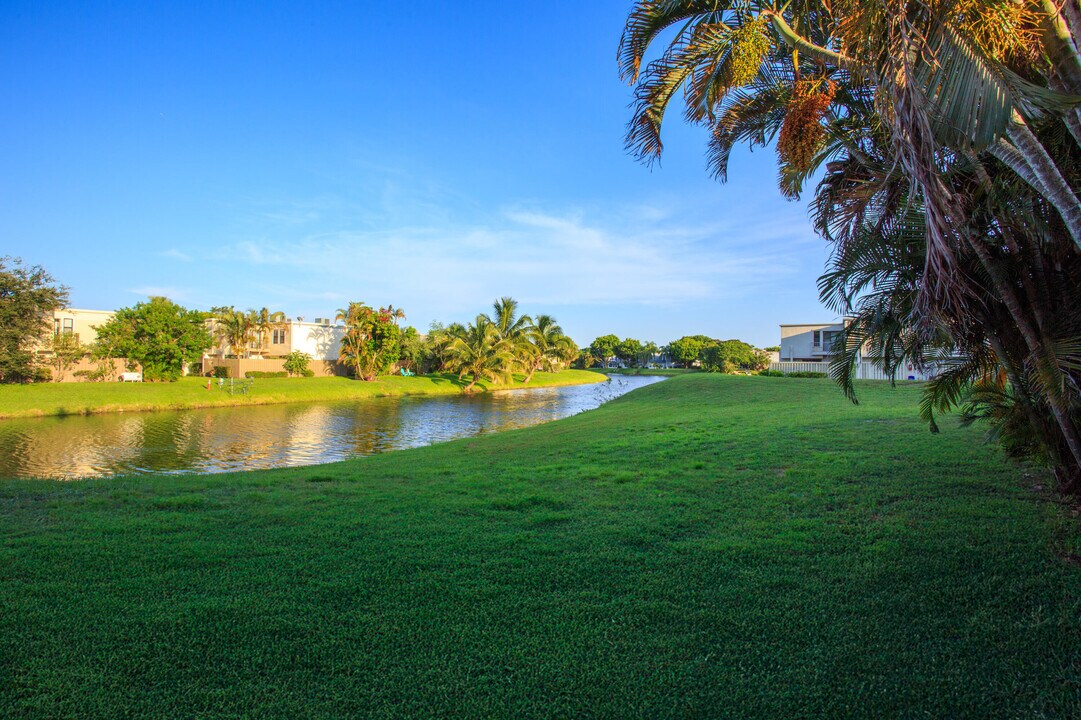 1550 Easthampton Cir in Wellington, FL - Building Photo