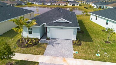 13885 SE Riversway St in Port St. Lucie, FL - Foto de edificio - Building Photo