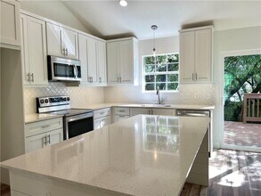 104 Cowal Dr S in Spicewood, TX - Building Photo - Building Photo