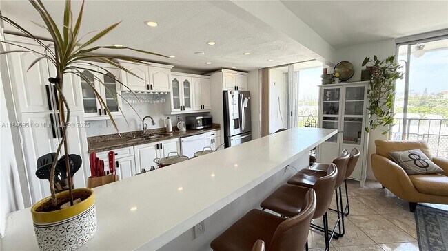 7601 Byron Ave, Unit 5A in Miami, FL - Building Photo - Building Photo