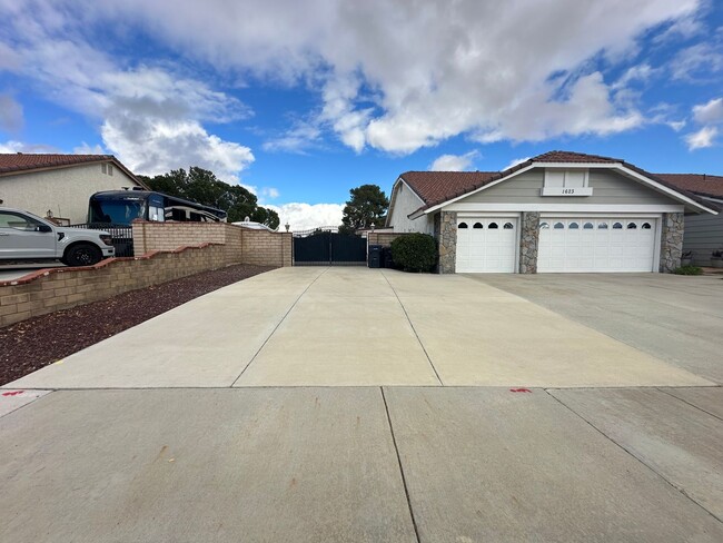 1623 Watling Dr in Palmdale, CA - Foto de edificio - Building Photo