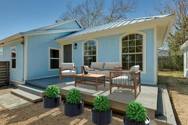 property at 2808 Crest Ave