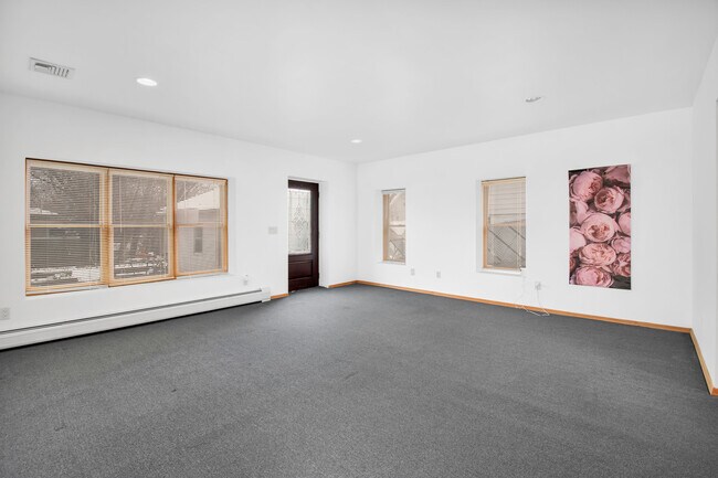 680 Belmont Ave, Unit #2 in North Haledon, NJ - Foto de edificio - Building Photo