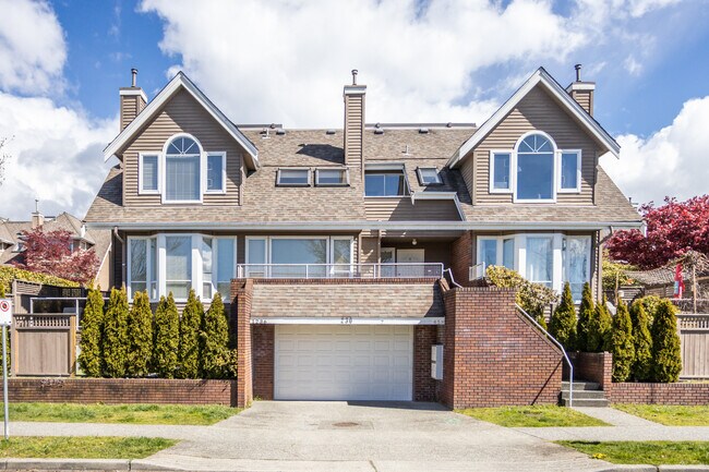 230 Keith Rd E in North Vancouver, BC - Building Photo - Building Photo