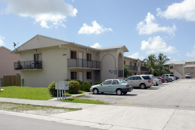 2300-2316 W 56th St in Hialeah, FL - Building Photo - Building Photo