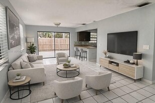 10900 NW 7th St in Miami, FL - Building Photo