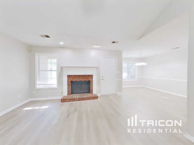 520 Sarah's Ln in Locust Grove, GA - Foto de edificio - Building Photo