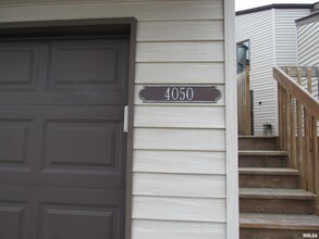 4050 Prairie Ln in Bettendorf, IA - Building Photo - Building Photo