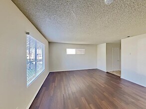 121 E 67th Way in Long Beach, CA - Building Photo - Building Photo