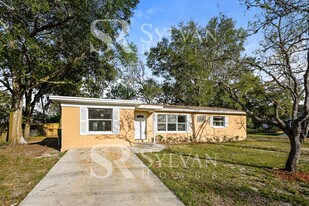 1312 Cambridge Dr in Leesburg, FL - Building Photo