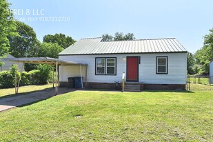 1557 N Irvington Ave in Tulsa, OK - Building Photo