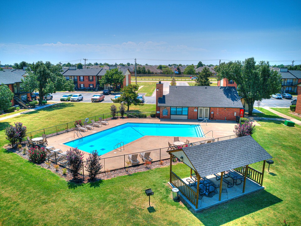 Whitehorse Apartments in Yukon, OK - Building Photo